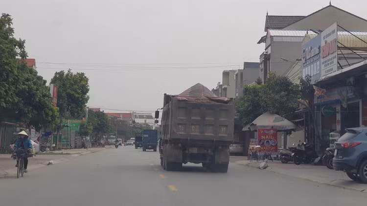 Hải Dương: Nhiều xe có dấu hiệu quá tải lưu thông đường tỉnh 390C - Hình 3 Hai Duong: Nhieu xe co dau hieu qua tai luu thong duong tinh 390C-Hinh-3