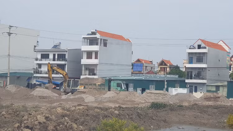 Hải Dương: Nhiều xe có dấu hiệu quá tải lưu thông đường tỉnh 390C - Hình 6 Hai Duong: Nhieu xe co dau hieu qua tai luu thong duong tinh 390C-Hinh-6