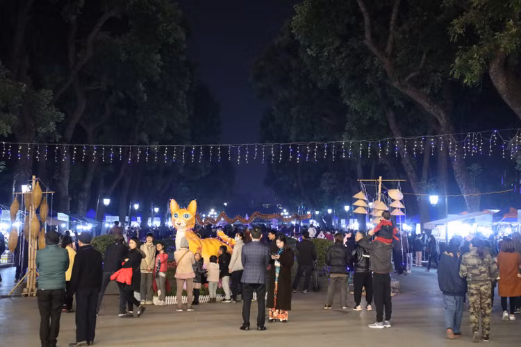Phố đi bộ Trần Nhân Tông nhộn nhịp trong tối khai trương - Hình 11 Pho di bo Tran Nhan Tong nhon nhip trong toi khai truong-Hinh-11