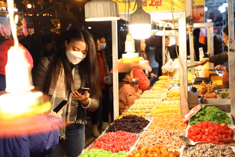 Phố đi bộ Trần Nhân Tông nhộn nhịp trong tối khai trương - Hình 8 Pho di bo Tran Nhan Tong nhon nhip trong toi khai truong-Hinh-8