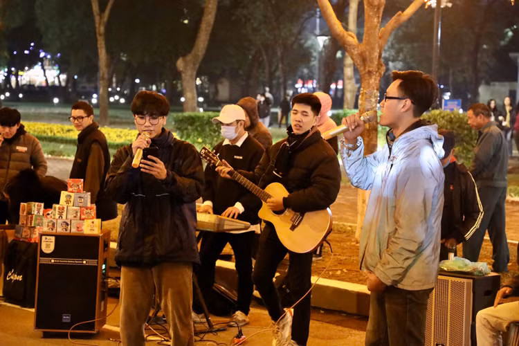 Phố đi bộ Trần Nhân Tông nhộn nhịp trong tối khai trương - Hình 7 Pho di bo Tran Nhan Tong nhon nhip trong toi khai truong-Hinh-7
