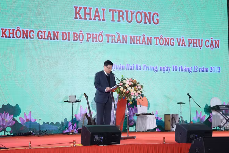 Phố đi bộ Trần Nhân Tông nhộn nhịp trong tối khai trương - Hình 2 Pho di bo Tran Nhan Tong nhon nhip trong toi khai truong-Hinh-2