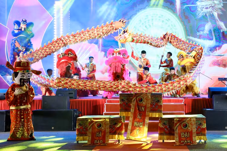 Phố đi bộ Trần Nhân Tông nhộn nhịp trong tối khai trương - Hình 3 Pho di bo Tran Nhan Tong nhon nhip trong toi khai truong-Hinh-3