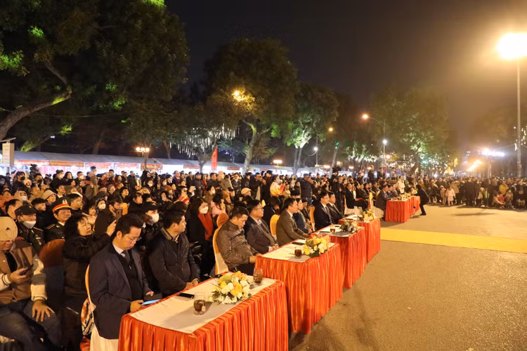 Phố đi bộ Trần Nhân Tông nhộn nhịp trong tối khai trương - Hình 4 Pho di bo Tran Nhan Tong nhon nhip trong toi khai truong-Hinh-4