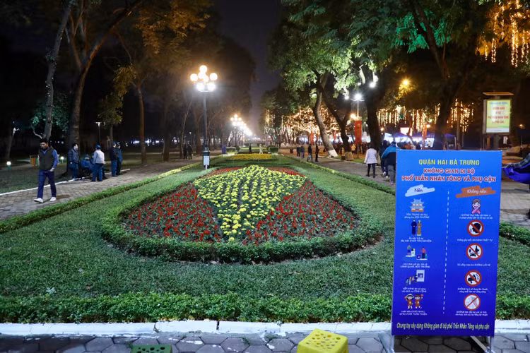 Phố đi bộ Trần Nhân Tông nhộn nhịp trong tối khai trương - Hình 14 Pho di bo Tran Nhan Tong nhon nhip trong toi khai truong-Hinh-14