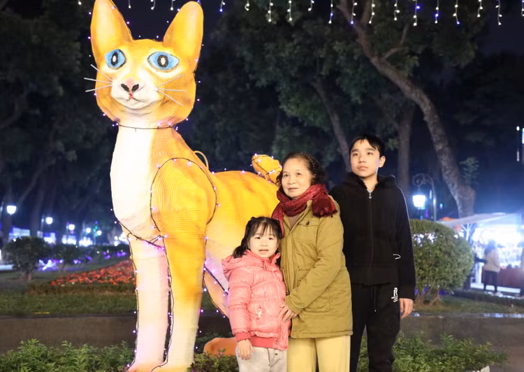 Phố đi bộ Trần Nhân Tông nhộn nhịp trong tối khai trương - Hình 12 Pho di bo Tran Nhan Tong nhon nhip trong toi khai truong-Hinh-12