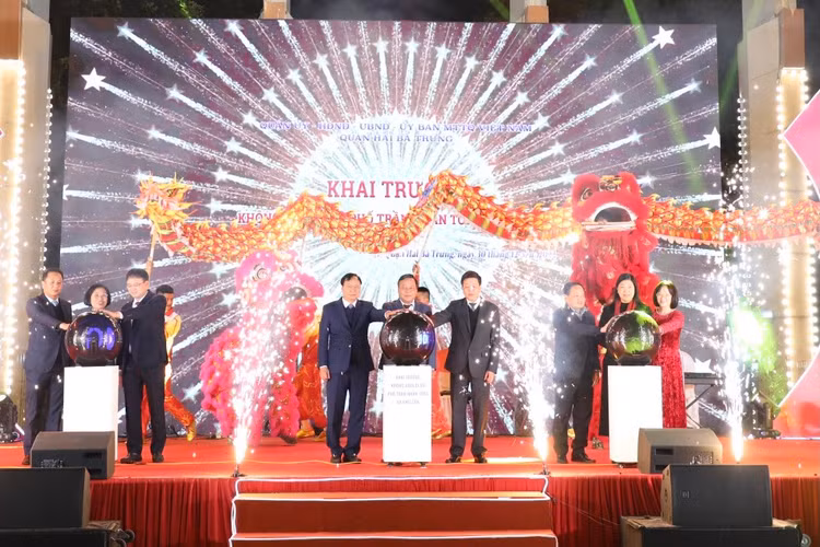 Phố đi bộ Trần Nhân Tông nhộn nhịp trong tối khai trương - Hình 5 Pho di bo Tran Nhan Tong nhon nhip trong toi khai truong-Hinh-5