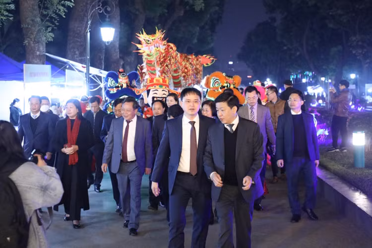 Phố đi bộ Trần Nhân Tông nhộn nhịp trong tối khai trương - Hình 13 Pho di bo Tran Nhan Tong nhon nhip trong toi khai truong-Hinh-13