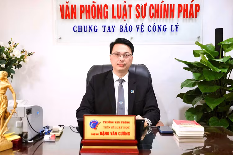 Tài xế Mercedes rút kiếm dọa công nhân môi trường: Dấu hiệu gây rối! - Hình 2 Tai xe Mercedes rut kiem doa cong nhan moi truong: Dau hieu gay roi!-Hinh-2