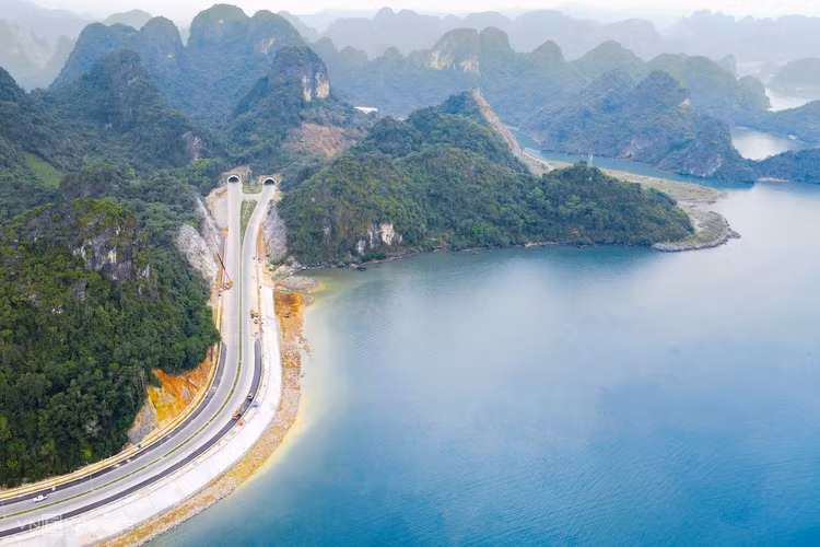 Đề xuất nâng tốc độ di chuyển trên tuyến đường đẹp nhất Quảng Ninh De xuat nang toc do di chuyen tren tuyen duong dep nhat Quang Ninh
