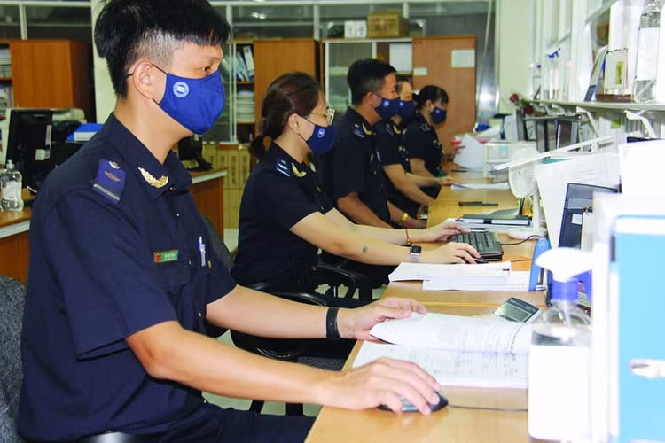 Loạt GĐ bị cấm xuất cảnh vì nợ thuế: Chế tài xử lý sao? Loat GD bi cam xuat canh vi no thue: Che tai xu ly sao?