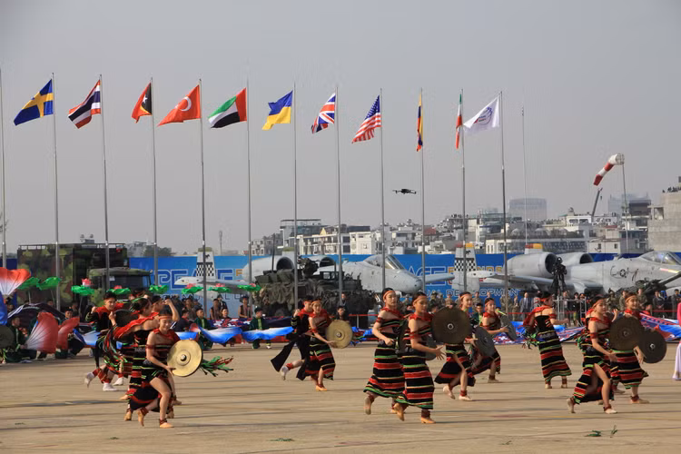 Cuon hut van hoa dan toc tai trien lam Quoc phong quoc te 2024-Hinh-7