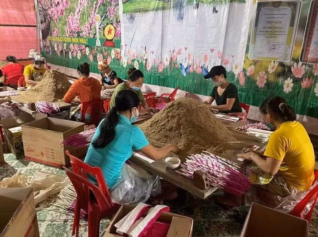 Hương trầm xứ Nghệ tất bật chuẩn bị đơn hàng đón Tết - Hình 4 Huong tram xu Nghe tat bat chuan bi don hang don Tet-Hinh-4