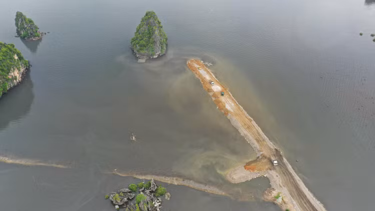 Dự án lấn biển, quây núi trên vịnh Hạ Long có nhiều vi phạm Du an lan bien, quay nui tren vinh Ha Long co nhieu vi pham