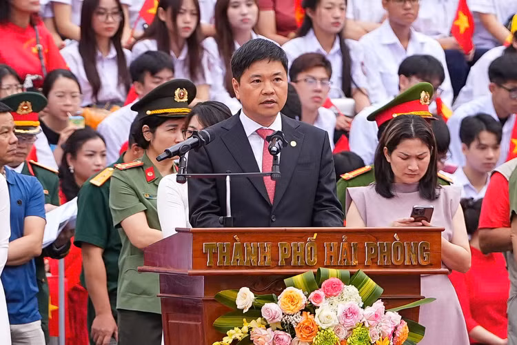 Hang ngan nguoi xem duyet doi ngu, dieu hanh quan chung o Hai Phong