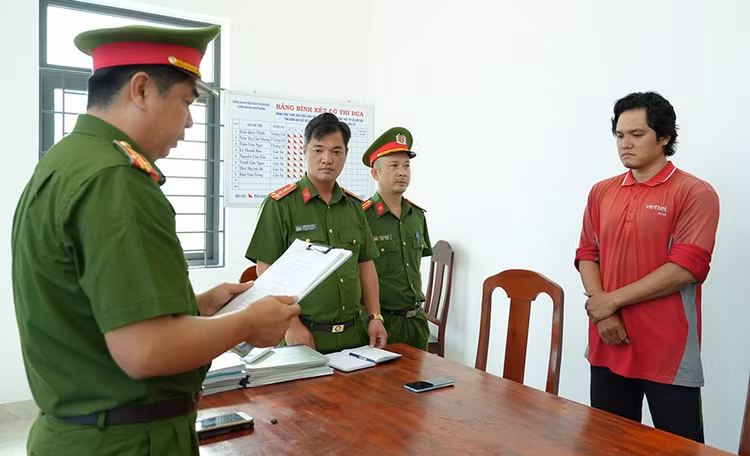 Bắt Giám đốc Tân Á Đại Thành chi nhánh Phan Thiết vì tham ô Bat Giam doc Tan A Dai Thanh chi nhanh Phan Thiet vi tham o