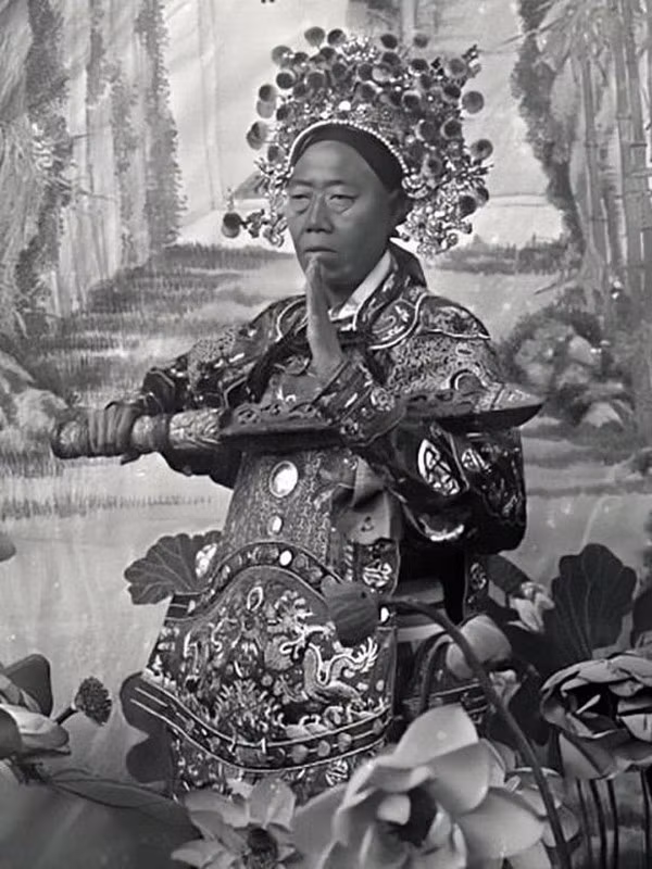 'Nup bong' Tu Hi Thai Hau, thai giam nao kiem duoc gia tai khung?-Hinh-5