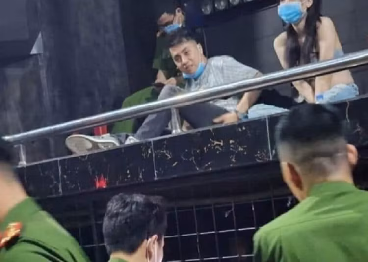 Hai Duong: Bat qua tang DJ Thai Hoang tang tru ma tuy tai Ruby Club 18