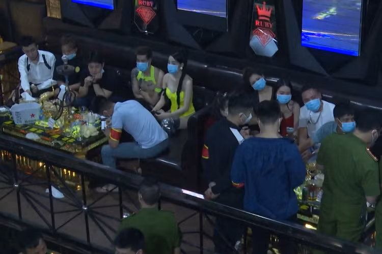 Hai Duong: Can canh cong an kiem tra Ruby Club 18, bat DJ Thai Hoang-Hinh-8