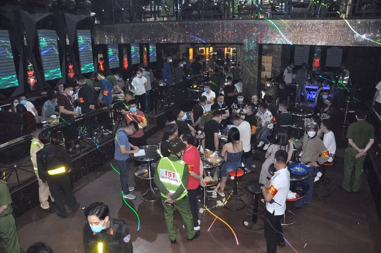 Hai Duong: Can canh cong an kiem tra Ruby Club 18, bat DJ Thai Hoang-Hinh-3