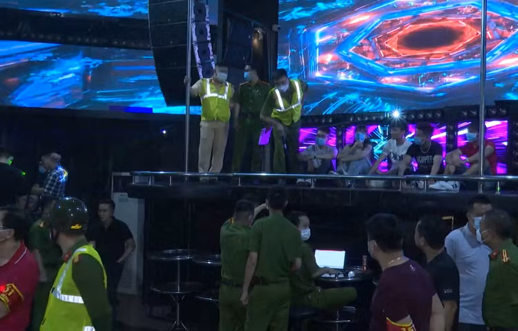 Hai Duong: Can canh cong an kiem tra Ruby Club 18, bat DJ Thai Hoang-Hinh-9