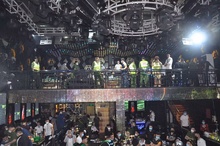 Hai Duong: Can canh cong an kiem tra Ruby Club 18, bat DJ Thai Hoang-Hinh-5