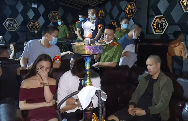 Hai Duong: Can canh cong an kiem tra Ruby Club 18, bat DJ Thai Hoang-Hinh-10