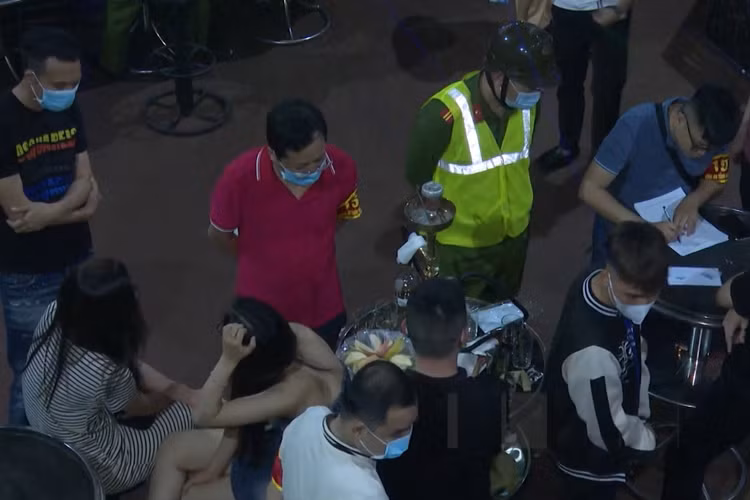 Hai Duong: Can canh cong an kiem tra Ruby Club 18, bat DJ Thai Hoang-Hinh-7