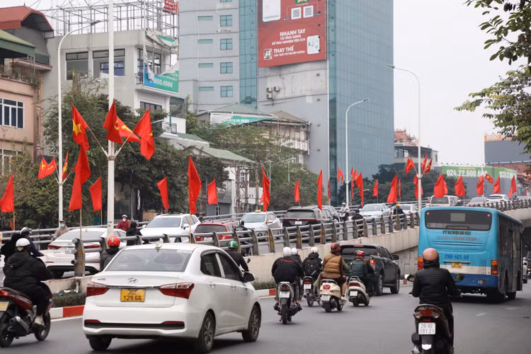 Duong pho Ha Noi ruc ro co hoa chao don xuan Quy Mao 2023