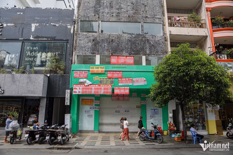 Hàng loạt mặt bằng ở TPHCM bỏ trống trên nhiều tuyến phố sầm uất - Hình 13 Hang loat mat bang o TPHCM bo trong tren nhieu tuyen pho sam uat-Hinh-13