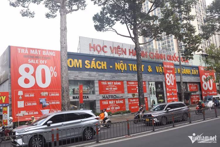Hàng loạt mặt bằng ở TPHCM bỏ trống trên nhiều tuyến phố sầm uất - Hình 14 Hang loat mat bang o TPHCM bo trong tren nhieu tuyen pho sam uat-Hinh-14
