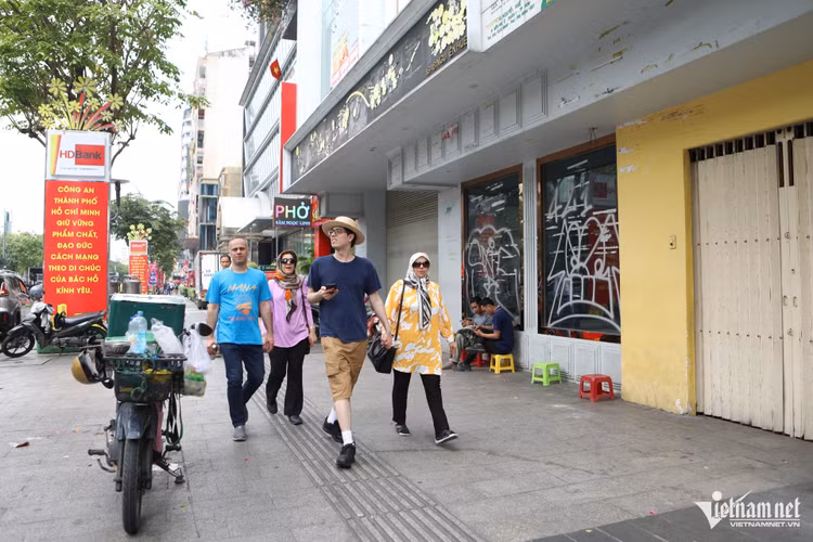 Hàng loạt mặt bằng ở TPHCM bỏ trống trên nhiều tuyến phố sầm uất - Hình 10 Hang loat mat bang o TPHCM bo trong tren nhieu tuyen pho sam uat-Hinh-10