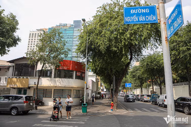 Hàng loạt mặt bằng ở TPHCM bỏ trống trên nhiều tuyến phố sầm uất - Hình 7 Hang loat mat bang o TPHCM bo trong tren nhieu tuyen pho sam uat-Hinh-7