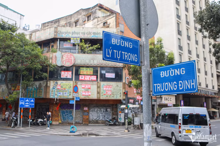 Hàng loạt mặt bằng ở TPHCM bỏ trống trên nhiều tuyến phố sầm uất Hang loat mat bang o TPHCM bo trong tren nhieu tuyen pho sam uat