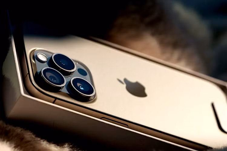 Lộ thiết kế kỳ quặc cụm camera sau của iPhone 16 Pro - Hình 7 Lo thiet ke ky quac cum camera sau cua iPhone 16 Pro-Hinh-7