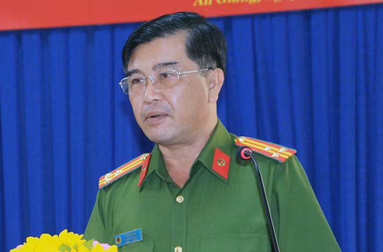 Hang loat can bo cong an, Vien kiem sat o An Giang bi ky luat