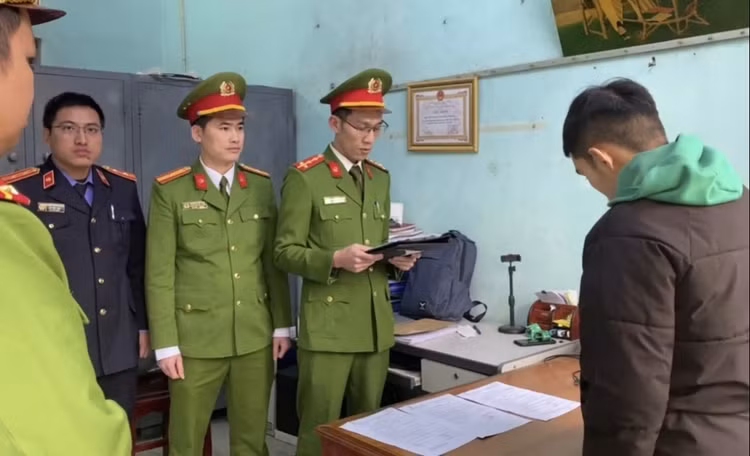 Đốt pháo ở đám cưới, 3 người bị thương, 2 đối tượng bị khởi tố Dot phao o dam cuoi, 3 nguoi bi thuong, 2 doi tuong bi khoi to