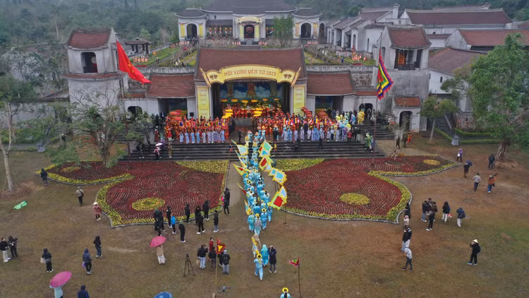 Hàng nghìn phật tử, du khách tham gia khai hội xuân Yên Tử 2025 - Hình 5 Hang nghin phat tu, du khach tham gia khai hoi xuan Yen Tu 2025-Hinh-5