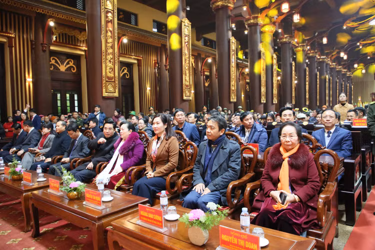 Hàng nghìn phật tử, du khách tham gia khai hội xuân Yên Tử 2025 - Hình 6 Hang nghin phat tu, du khach tham gia khai hoi xuan Yen Tu 2025-Hinh-6
