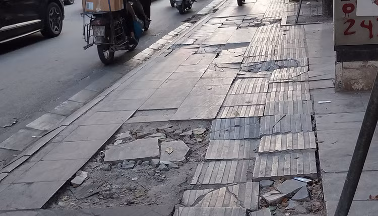 Đá vỉa hè Hà Nội mới lát đã hỏng: Ai chịu trách nhiệm? Da via he Ha Noi moi lat da hong: Ai chiu trach nhiem?