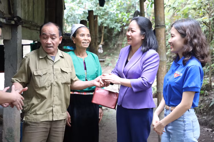 Am tinh “Xuan chia se yeu thuong 2023” cua VUSTA tai Hoa Binh-Hinh-6