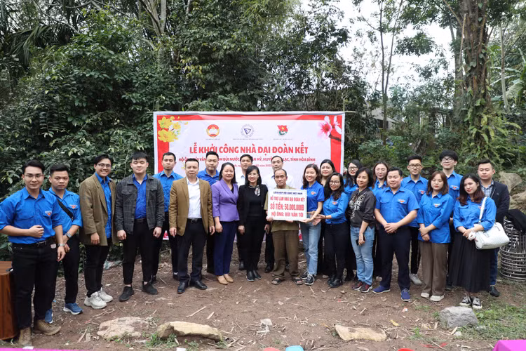 Am tinh “Xuan chia se yeu thuong 2023” cua VUSTA tai Hoa Binh-Hinh-3