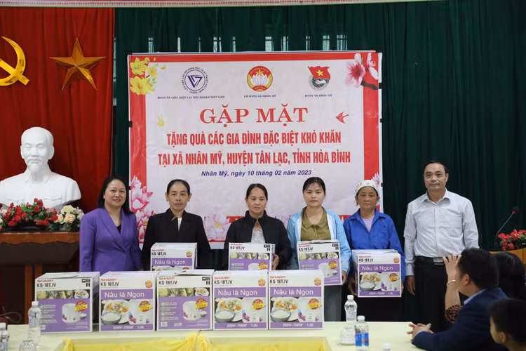 Am tinh “Xuan chia se yeu thuong 2023” cua VUSTA tai Hoa Binh-Hinh-8