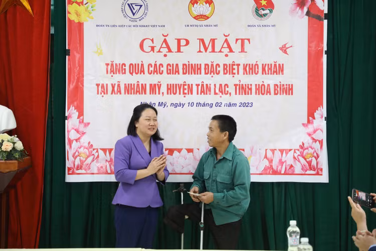 Am tinh “Xuan chia se yeu thuong 2023” cua VUSTA tai Hoa Binh-Hinh-11