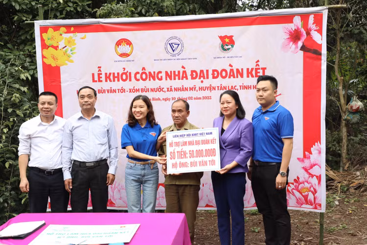 Am tinh “Xuan chia se yeu thuong 2023” cua VUSTA tai Hoa Binh-Hinh-2