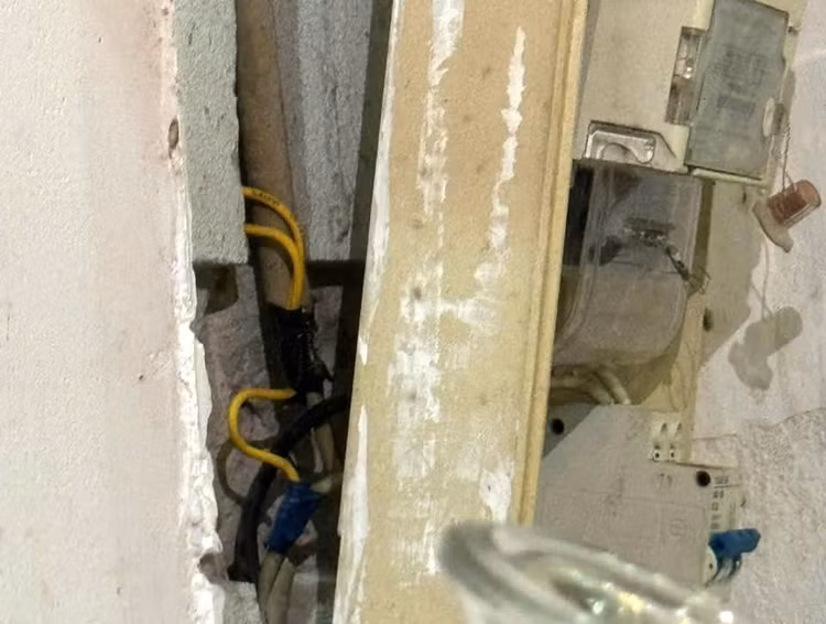 Một khách hàng trộm cắp điện bị truy thu hàng chục triệu đồng Mot khach hang trom cap dien bi truy thu hang chuc trieu dong