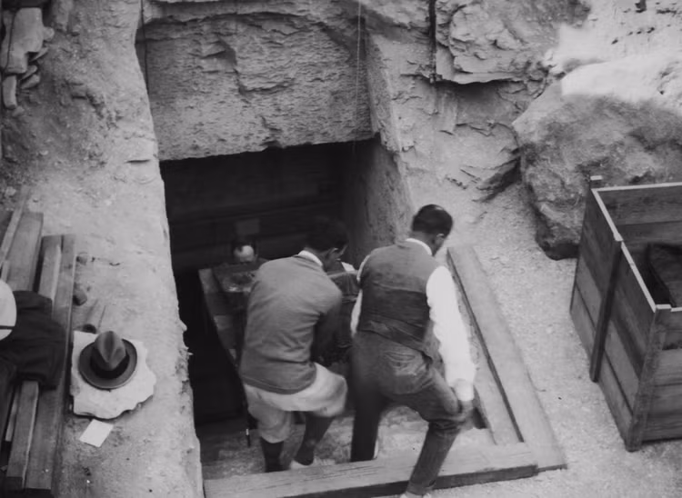 Khai quật lăng mộ pharaoh Tutankhamun, lộ bí mật chấn động thế giới - Hình 7 Khai quat lang mo pharaoh Tutankhamun, lo bi mat chan dong the gioi-Hinh-7