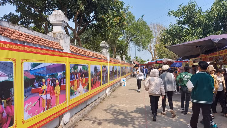 Dau xuan, hon van du khach ve den Bia dang huong Dai danh y Tue Tinh-Hinh-4