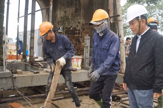 Toàn cảnh “Thần đèn” di dời cổng đền hơn 200 tuổi ở Hà Tĩnh - Hình 4 Toan canh “Than den” di doi cong den hon 200 tuoi o Ha Tinh-Hinh-4