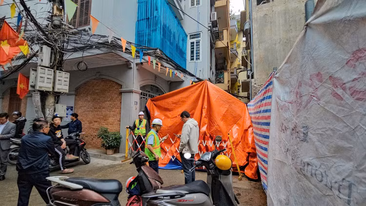 Bun, dat su co metro Ha Noi tiep tuc phun tran vao nha dan-Hinh-6